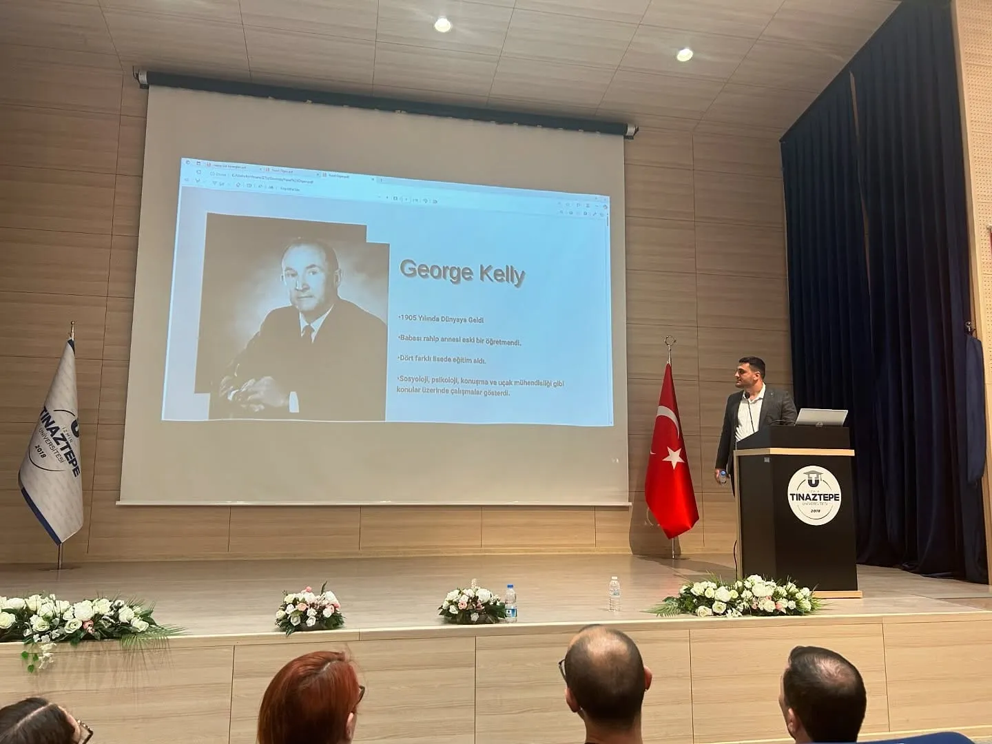 Yusuf Ötgen, İzmir Tınaztepe Üniversitesi'nde dil ve konuşma terapisi dersi verirken