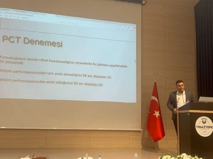 Yusuf Ötgen üniversitede sunum yaparken